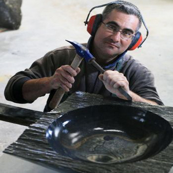 Taille manuelle de l'ardoise : fabrication d'une vasque.